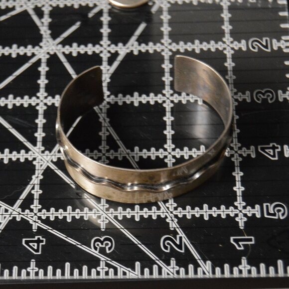 Vintage sterling silver cuff bracelet with wave design, by Otto Robert Wade - Picture 5 of 7